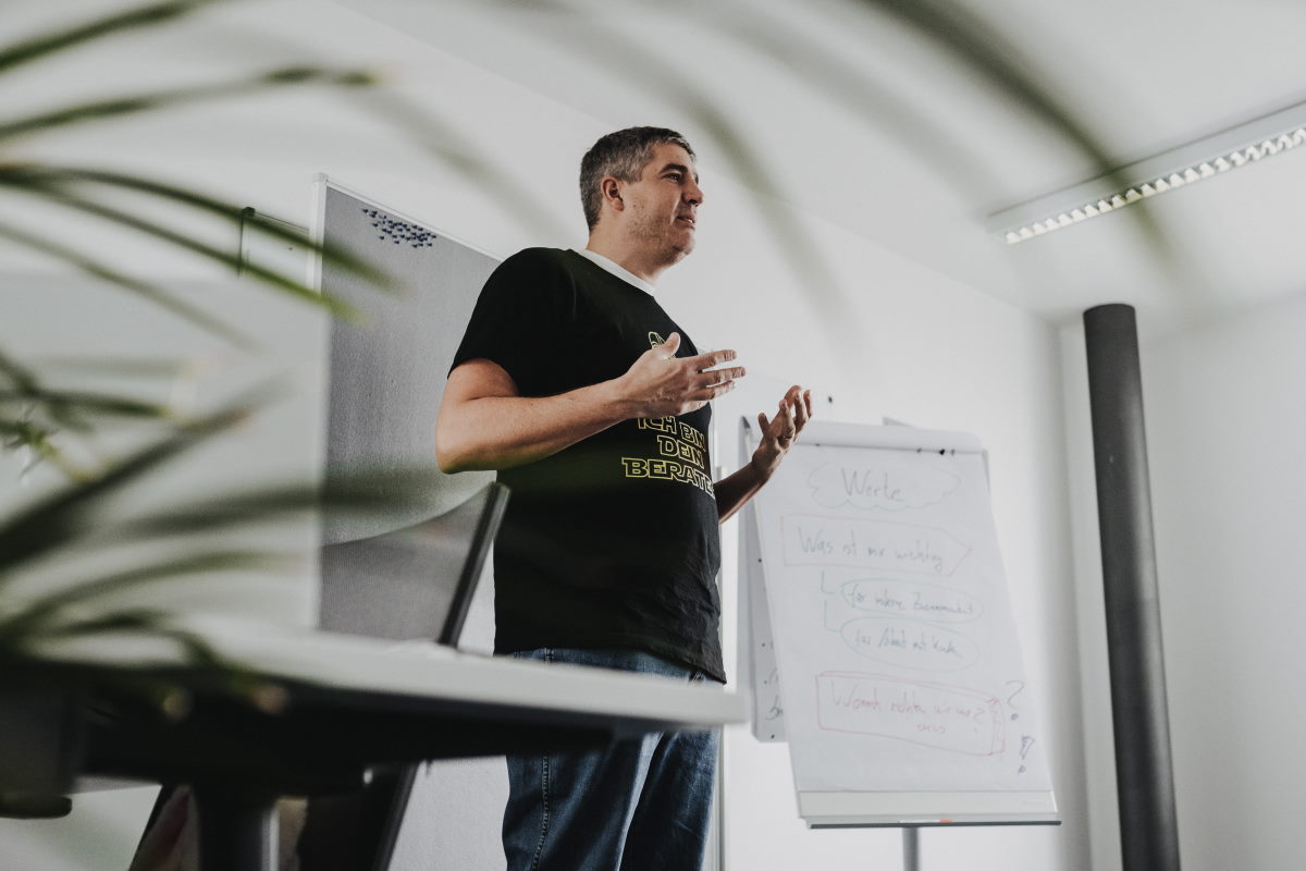 Bernd Ruffing stehend und erklärend vor einem Whiteboard